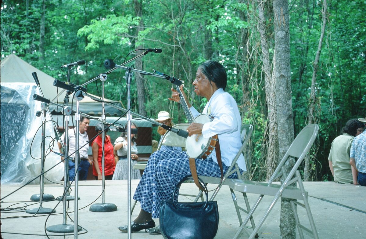 Elizabeth Cotten, Playing her Banjo